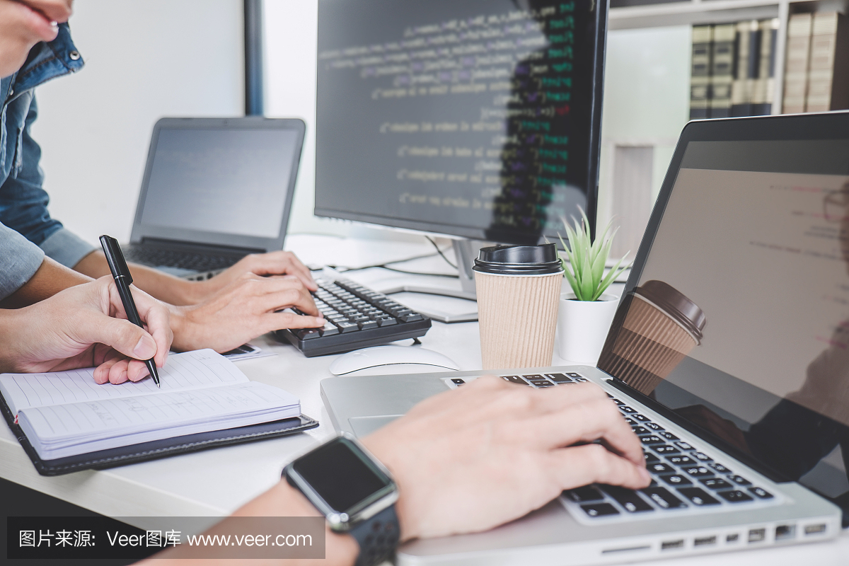 程序员合作开发编程和网站工作在一个软件开发公司的办公室,编写代码和输入数据代码